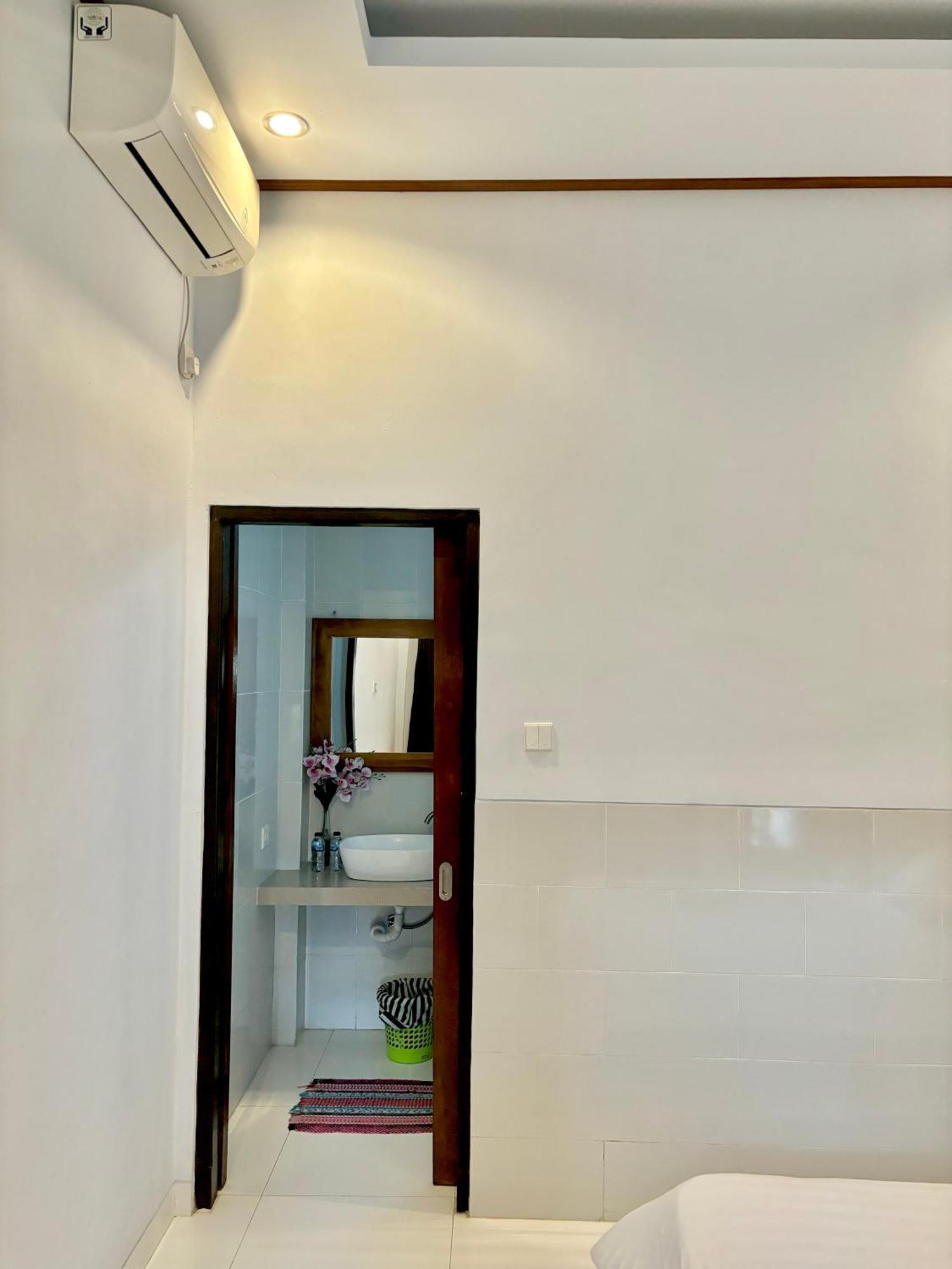 The Lima Home Stay In Canggu Buitenkant foto